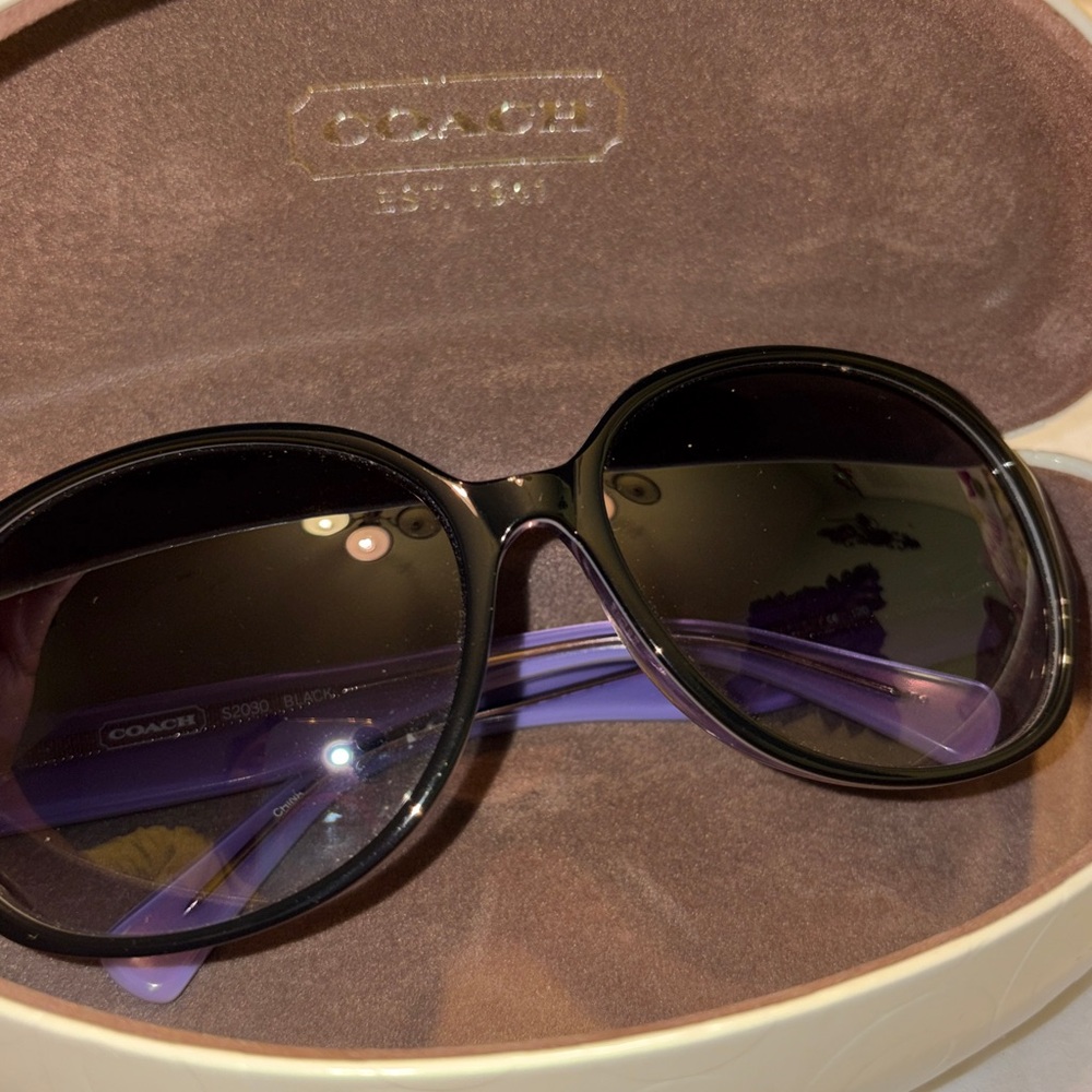 Coach Stylish Black Sunglasses - Picture 4 of 4